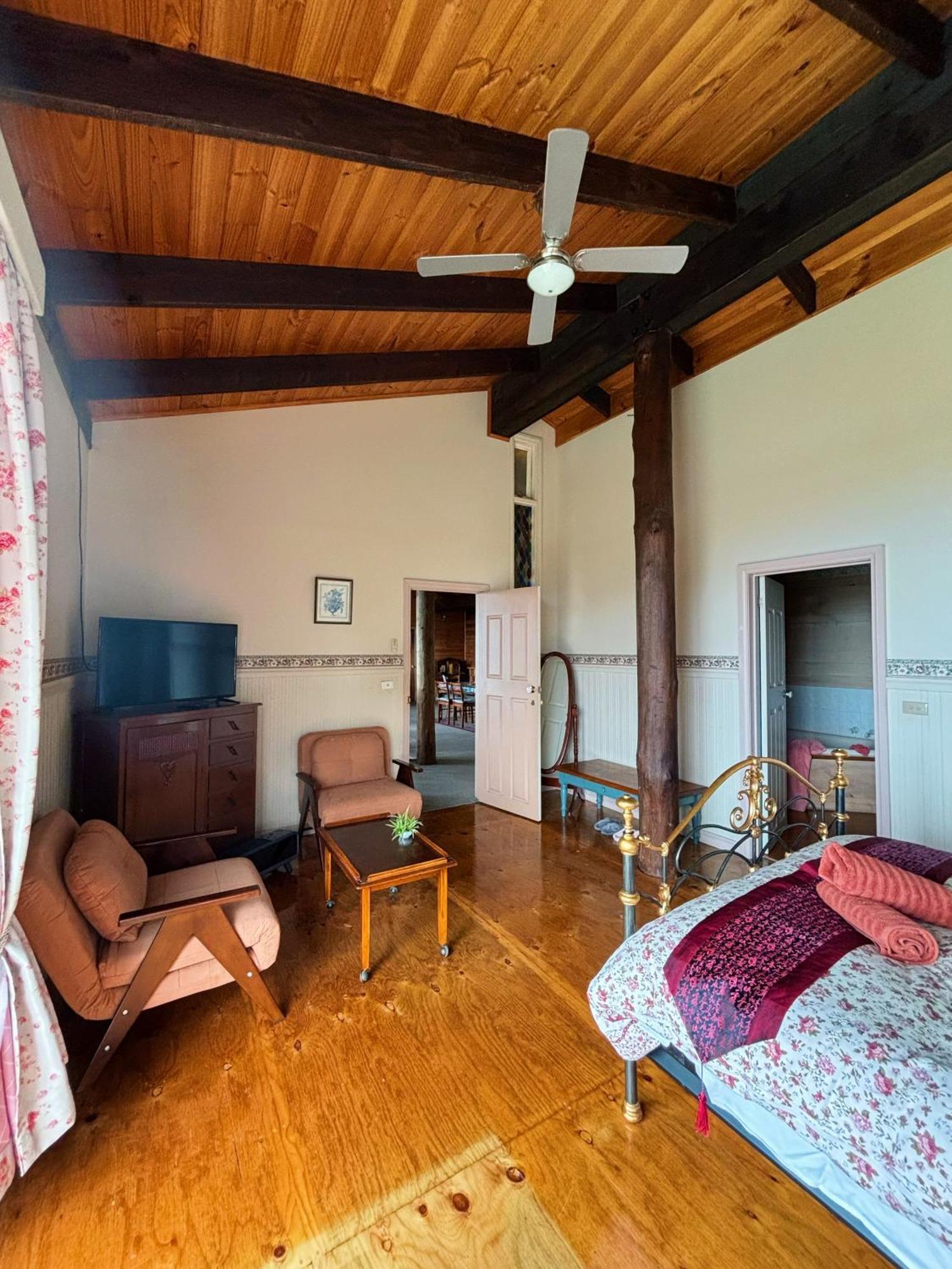 The Goat And Goose Bed & Breakfast Lakes Entrance Room photo